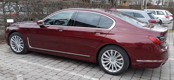 Sixt BMW 750i.jpg